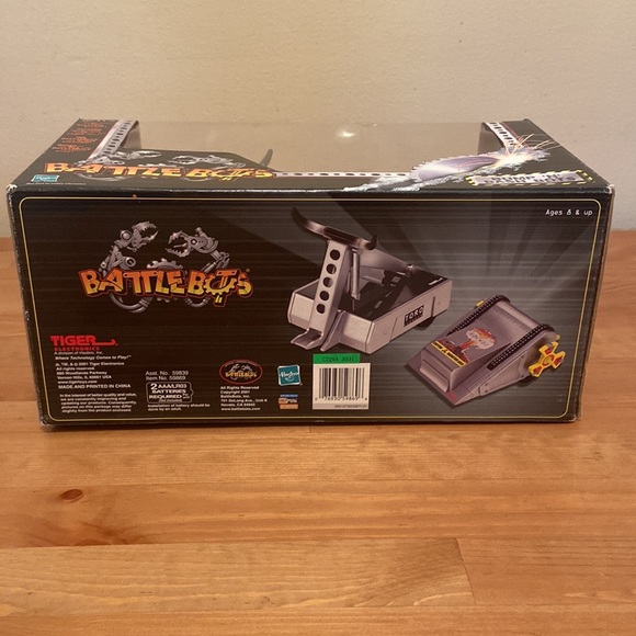 2001 Battlebots Bump N' Bash Bots TORO & ATOMIC WEDGIE Arena. - Picture 2 of 6